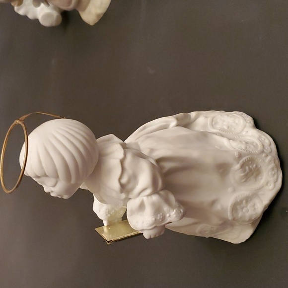 Angel singing praises - Picture 2 of 5